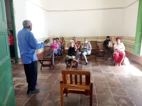 Trabajadores del museo de Arqueología Guamuhaya, e intelectuales trinitarios, rinden homenaje a Fidel.