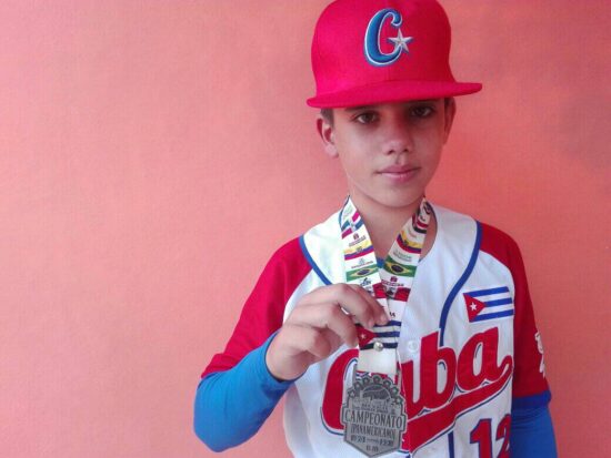 El pionero Daniel Castañeda Otero, de la escuela primaria República de Cuba, integró el equipo Cuba al Panamericano de Béisbol categoría 9-10 años, en México. Fotos: Alipio Martínez Romero/Radio Trinidad Digital.