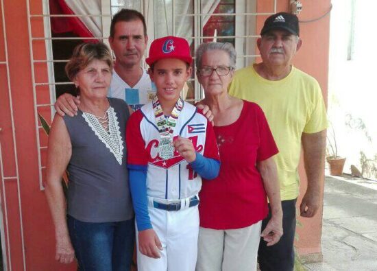 Arropado por su familia, querido por sus profesores y compañeros de escuela, Daniel Castañeda Otero, integrante del equipo Cuba de Béisbol al Panamericano de México categoría 9-10 años.