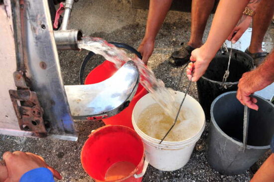 La sequía arrecia en predios trinitarios y obliga a la distribución de agua en pipas, situación agravada por la rotura de conductoras y equipos de bombeo. Foto: Archivo Radio Trinidad.