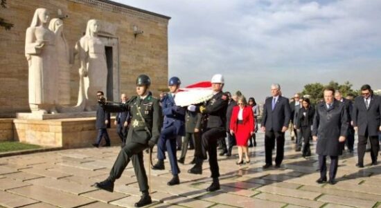 Díaz-Canel visita el mausoleo de Mustafa Kemal Atatür. Foto: Tomada de la cuenta en Twitter del presidente cubano.