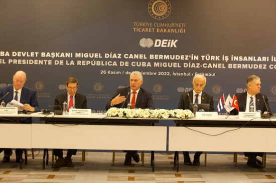 En escala de tránsito por Estambul, Türkiye , el presidente de la República de Cuba, Miguel Díaz-Canel Bermúdez, sostuvo un encuentro con empresarios turcos. Foto: Presidencia Cuba.