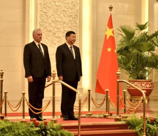 Díaz-Canel es recibido por el presidente chino Xi Jinping. Foto: @Twitter Presidencia.