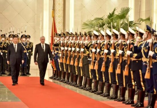 Díaz-Canel es recibido por el presidente chino Xi Jinping. Foto: @Twitter Presidencia.
