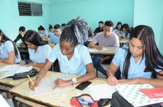 Los estudiantes de duodécimo grado de Sancti Spíritus ultiman detalles para recibir los exámenes de ingreso a la Educación Superior desde este 15 de noviembre. Foto: Vicente Brito/Escambray.