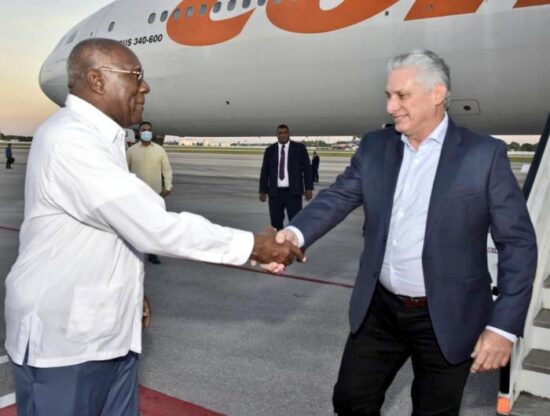 El Presidente Díaz-Canel es recibido por el Vicepresidente de la República, Salvador Valdés Mesa. Foto: Presidencia Cuba.