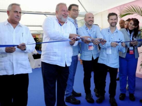 El primer ministro Manuel Marrero Cruz durante la inauguración de la planta. Foto: Estudios Revolución.