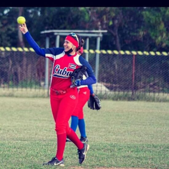 La trinitaria Martha Esther Torres Palenzuela, como jugadora de cambio, bateó de 3-1 en el primer partido preparatorio del equipo Cuba ante Guatemala. Foto cortesía de la jugadora.