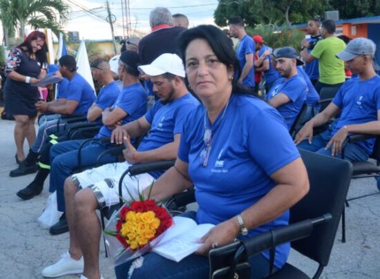 Marilyn Carrillo Venegas (c), única mujer del contingente de trabajadores eléctricos Serafín Sánchez Valdivia.
