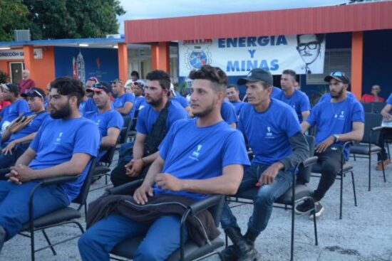 Cada uno de los miembros del contingente de trabajadores eléctricos Serafín Sánchez Valdivia recibió su reconocimiento.