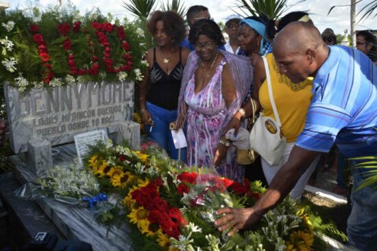 Tumba donde descansan los restos del Bárbaro del Ritmo, Benny Moré. Foto: ACN.