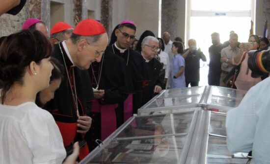 El Cardenal Beniamino Stella (2do. a la izq.), enviado del Papa Francisco, en la inauguración de la exposición por el aniversario 25 de la visita apostólica a Cuba de San Juan Pablo II, en La Biblioteca Nacional, en La Habana, el 25 de enero de 2023. Foto: Luis Jiménez Echevarría/ACN.