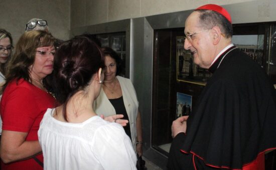 El Cardenal Beniamino Stella (D), enviado del Papa Francisco, en la inauguración de la exposición por el aniversario 25 de la visita apostólica a Cuba de San Juan Pablo II. Foto: ACN.