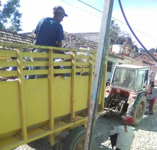 La recogida de desechos sólidos, según el ciclo de cada zona, contribuye a la salud de la ciudad y al cuidado de sus atributos patrimoniales. Foto cortesía de Servicios Comunales de Trinidad.