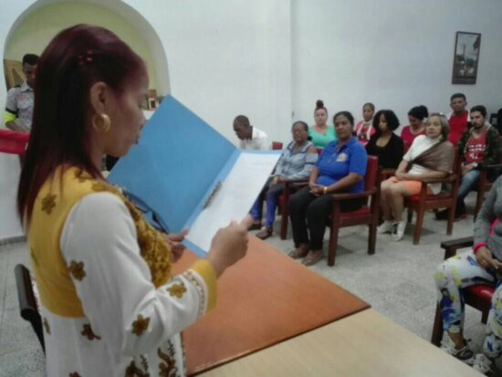 Los trabajadores trinitarios reciben con diversos compromisos, la bandera de la CTC. Foto: Alipio Martínez Romero/Radio Trinidad Digital.