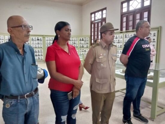 De izquierda a derecha, Juan Besada, al frente de la Sociedad Cultural José Martí, en Trinidad; Yanneiqui Balmaceda, intendente de la localidad; el Mayor Orestes Torres, Jefe del Estado Mayor de las FAR aqyí, y Williams Rodríguez Turiño, miembro del Buró Municipal del Partido.