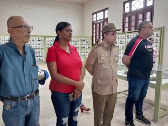 De izquierda a derecha, Juan Besada, al frente de la Sociedad Cultural José Martí, en Trinidad; Yanneiqui Balmaceda, intendente de la localidad; el Mayor Orestes Torres, Jefe del Estado Mayor de las FAR aqyí, y Williams Rodríguez Turiño, miembro del Buró Municipal del Partido. 