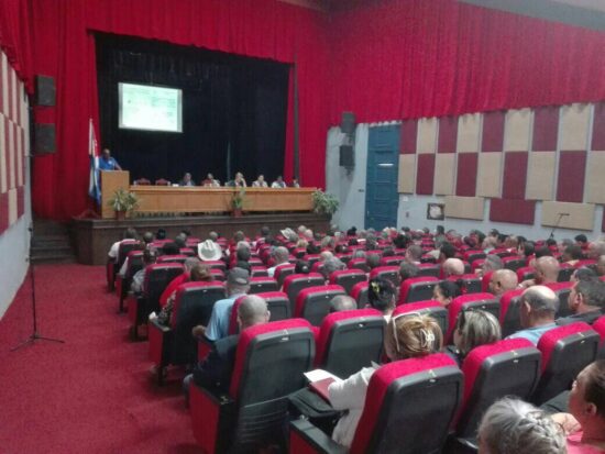 Vista general del encuentro, efectuado en el teatro La Caridad, de Trinidad.