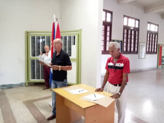 El Presidente de la Asociación de Combatientes de la Revolución Cubana en Trinidad, Mayor Manuel Arboláez Santana (izq.), interviene durante la firma de convenios entre la ACRC y organismos y organizaciones trinitarias. Fotos: Yinelis Castellanos/Radio Trinidad Digital.