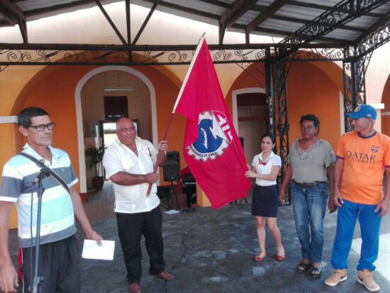 Entrega de la Bandera de la CTC en la Factoría Santa Ana, de Palmares, en Trinidad.