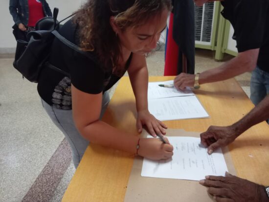 Firma de convenios entre la Asociación de Combatientes de la Revolución Cubana, en Trinidad, y el Gobierno y las organizaciones políticas y de masas del territorio.