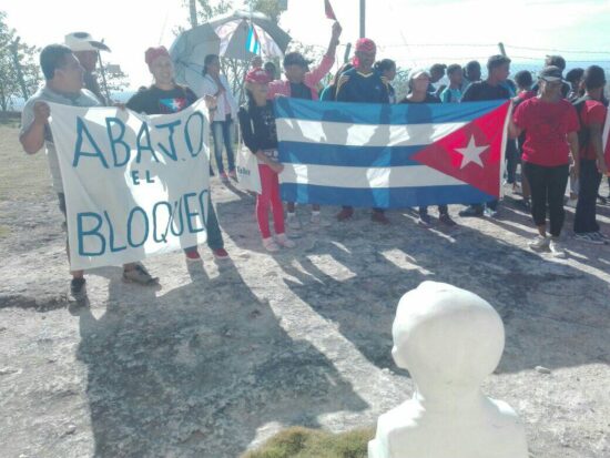 En la loma de la Vigía los trinitarios y sus invitados rindieron homenaje a José Martí y condenaron el bloqueo de Estados Unidos contra la Mayor de las Antillas. Fotos: Alipio Martínez Romero/Radio Trinidad Digital.