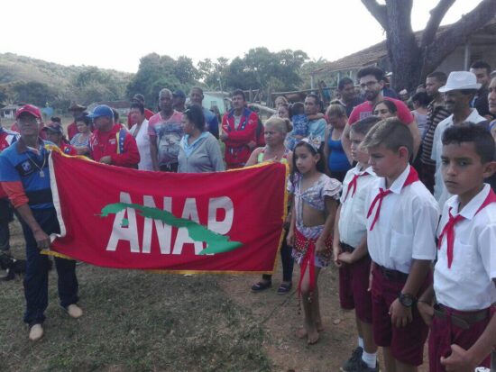 Maestros de Polo Viejo, junto a sus alumnos, en el aniversario 60 de la herpoica defensa de Polo Viejo, en las montañas del municipio de Trinidad.