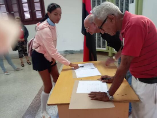 Firma de convenios entre la Asociación de Combatientes de la Revolución Cubana, en Trinidad, y el Gobierno y las organizaciones políticas y de masas del territorio.