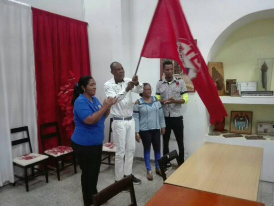 La bandera de la CTC es recibida en la sede de la Asamblea Municipal del Poder Popular en Trinidad. Foto: Alipio Martínez Romero/Radio Trinidad Digital.