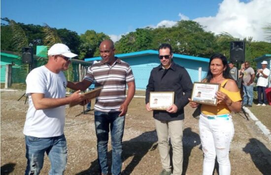 Reconocimiento a entidades y representantes del sector no estatal que apoyaron en la reanimación del poblado de Méyer.