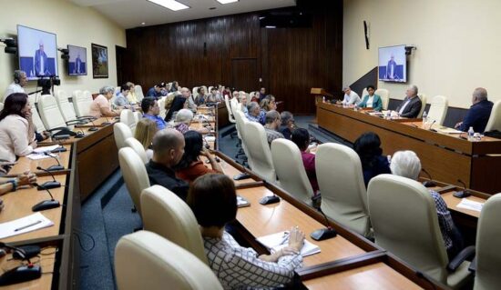 Díaz-Canel encabezó la habitual reunión de expertos y científicos para temas de salud. Foto: Estudios Revolución.