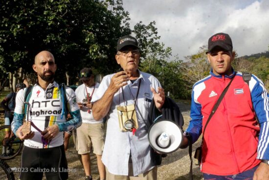 El trinitario Yoelvis Pereira (chaqueta deportiva roja) es uno de los árbitros del Challenger Escambray.