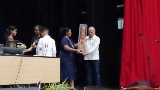 Momento en que se le entrega a la Dirección Municipal de Deportes, la réplica de la Torre de Manaca Iznaga, símbolo oficial de Trinidad. Foto: José Rafael Gómez Reguera/Radio Trinidad Digital.