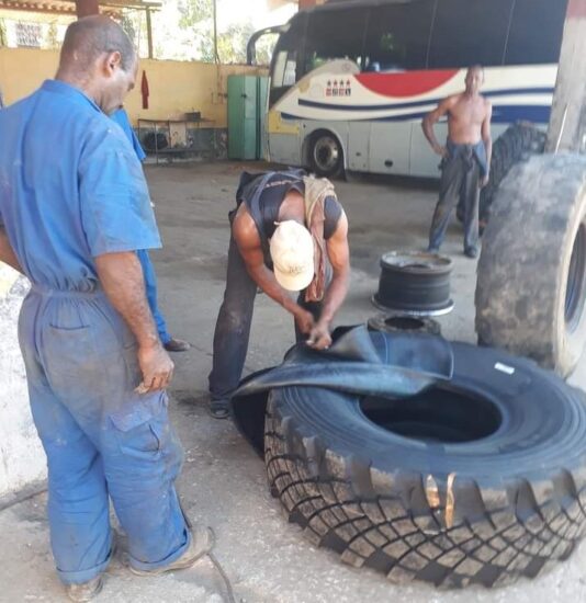 Fuerte es el trabajo del colectivo de la Base de Transportes Escolares de Trinidad para poner en servicio todos los carros que los recursos disponibles lo permitan. Fotos: Belkis Niebla López/Radio Trinidad Digital.