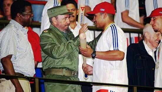 Fidel Castro ‘Qué paciencia tienes, Frederich, qué paciencia’ en el recibmiento del equipo Cuba tras ganar la medalla de plata en el Primer Clásico Mundial 