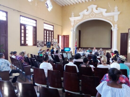 “Trinidad: economía y sociedad durante el último batistato”, de José Fidel Pereira Perera, se analizaba al cierre de la jornada matutina. Foto: José Rafael Gómez Reguera/Radio Trinidad Digital.