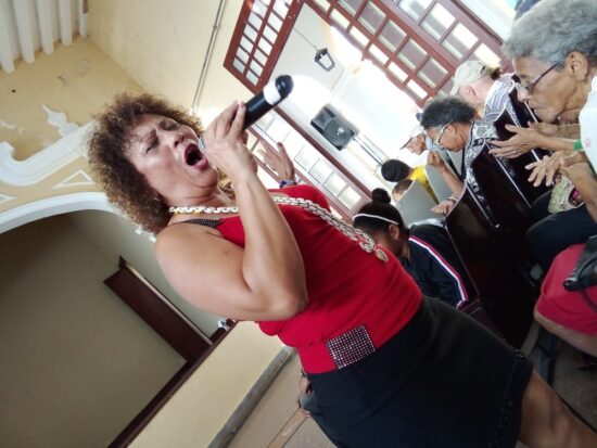 María Victoria mantuvo una constante comunicación con el público trinitario. Foto: José Rafael Gómez Reguera/Radio Trinidad Digital.