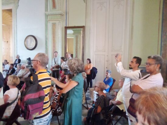 Respetuoso, como siempre, el público trinitario recibió con fuertes aplausos al Ensemble de Música Antigua Ars Nova, de Villa Clara. Foto: José Rafael Gómez Reguera/Radio Trinidad Digital.