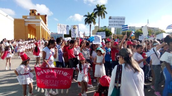 Homenaje de pioneros y estudiantes trinitarios a José Martí en el aniversario 170 de su natalicio. Foto: José Rafael Gómez Reguera/Radio Trinidad Digital.