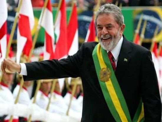 Lula asume hoy como Presidente de Brasil, mientras el derrotado mandatario de tendencia ultraderechista Jair Bolsonaro definitivamente viajó hoy a Estados Unidos y descartó entregar la banda presidencial al gobernante electo Lula da Silva. Foto: PL.