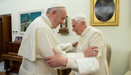 El papa emérito Benedicto XVI junto al papa Francisco. Foto: Reuters/ Vatican Media.