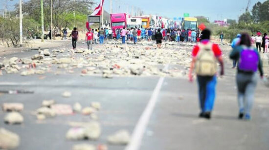 Las autoridades peruanas anunciaron la decisión de despejar las carreteras bloqueadas en diversos puntos del país, argumentando que son ilegales y de consecuencias negativas. Foto: Prensa Latina.