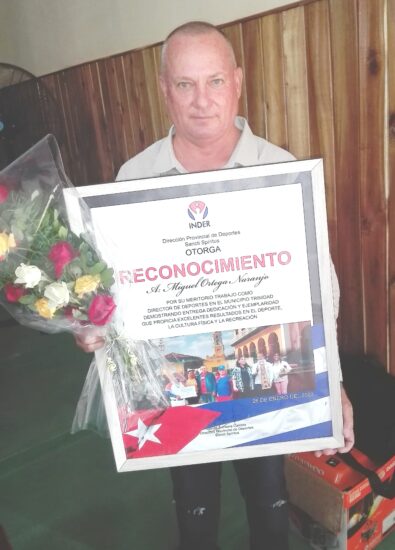 Por su destacada labor al frente del organismo deportivo en Trinidad, Miguel Ortega recibió un reconocimiento.