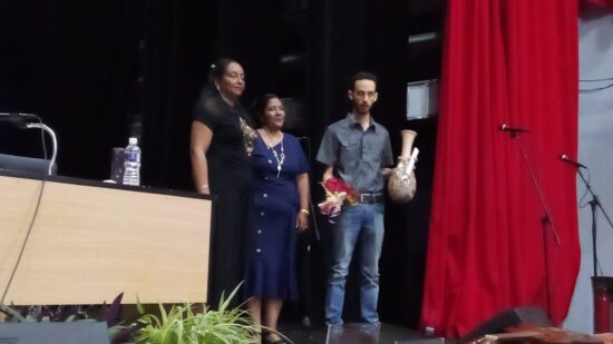 Entrega del Premio Único de las Artes a Silvia María (Teresita) Angelbello Izquierdo. Lo recibe su hijo Víctor Echenagusía Angelbello.