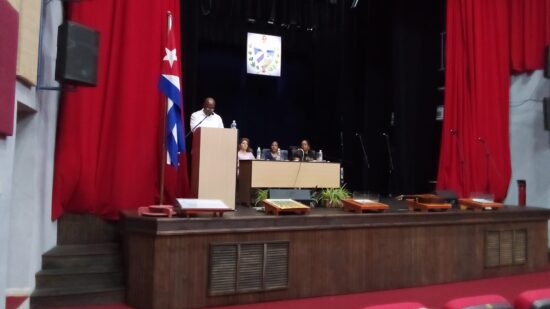 El primer secretario del PCC en Trinidad, Denis Díaz Peláez, hace el resumen de la Sesión Solemne de la Asamblea Municipal del Poder Popular de Trinidad en ocasión del cumpleaños 509 de la fundación de la Tercera Villa de Cuba. Foto: José Rafael Gómez Reguera/Radio Trinidad Digital.