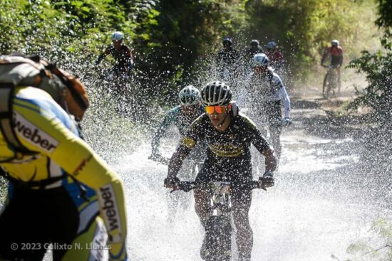 Ríos, montañas y terraplenes plagados de piedras, son algunos de los escollos que enfrentan estos intrépidos ciclistas. Foto: Calixto N. Llanes/Periódico JIT (Cuba).