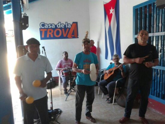El septeto Rafael Saroza actúa ante los Héroes del Trabajo de la República de Cuba en la Casa de la Trova de Trinidad.