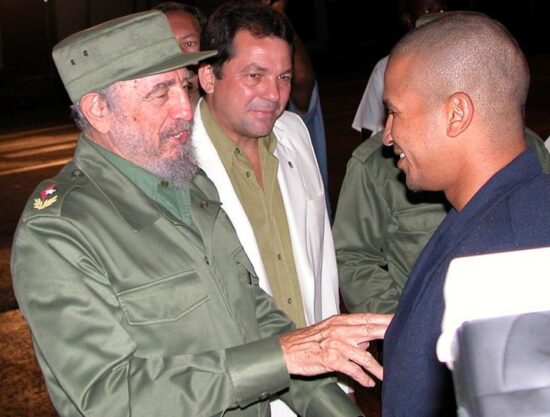 Un diálogo inolvidable para Cepeda con el líder de Revolución cubana tras ganar el oro olímpico de Atenas 2004.  Foto Archivo Inder.