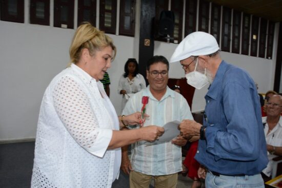 Destacados miembros de la Uneac fueron distinguidos en el encuentro.