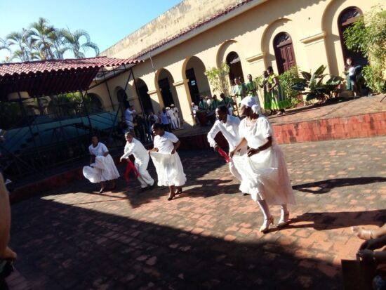 Ashé Shuré actúa en el patio del Museo Nacional de la LCB. Foto: José Rafael Gómez Reguera/Radio Trinidad Digital.